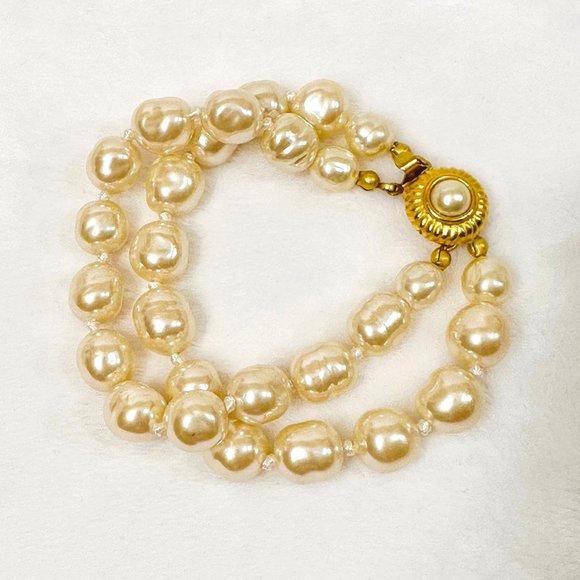 Vintage Talbots Knotted Glass Pearl Bracelet w/Fancy Clasp - Picture 4 of 5